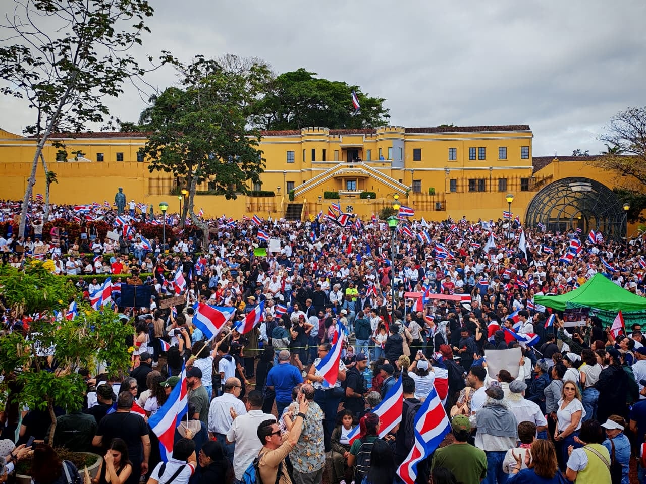 Cientos de personas reunidas en la Plaza de la Democracia por el Plantón por la Justicia Democrática este jueves 6 de agosto de 2026.