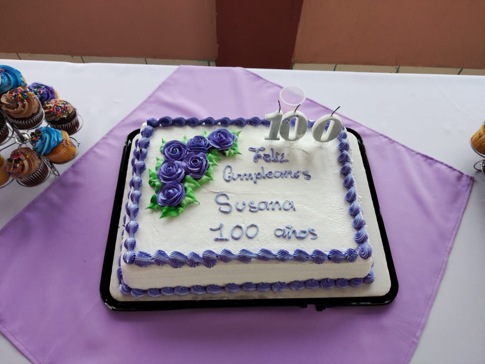 El Centro Diurno de Atención al Adulto Mayor Los Años Dorados, del josefino barrio Cuba, se puso sus mejores trajes y se llenó de alegría para fesejarle a doña Susana Filomena Cruz Vanegas sus 100 añitos de edad