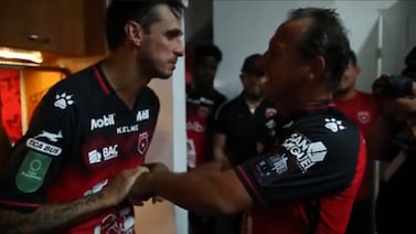 La emotiva forma en la que Wílmer López le dio la bienvenida a Bryan Ruiz en su regreso a la Liga