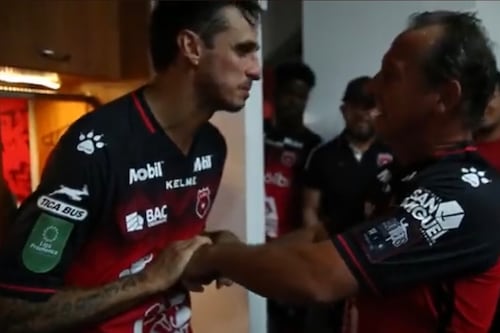 La emotiva forma en la que Wílmer López le dio la bienvenida a Bryan Ruiz en su regreso a la Liga