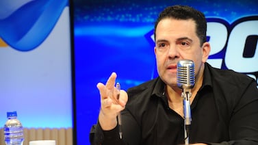 Pablo Guzmán tira para arriba a Rolando Fonseca y le baja el piso a uno de sus colaboradores