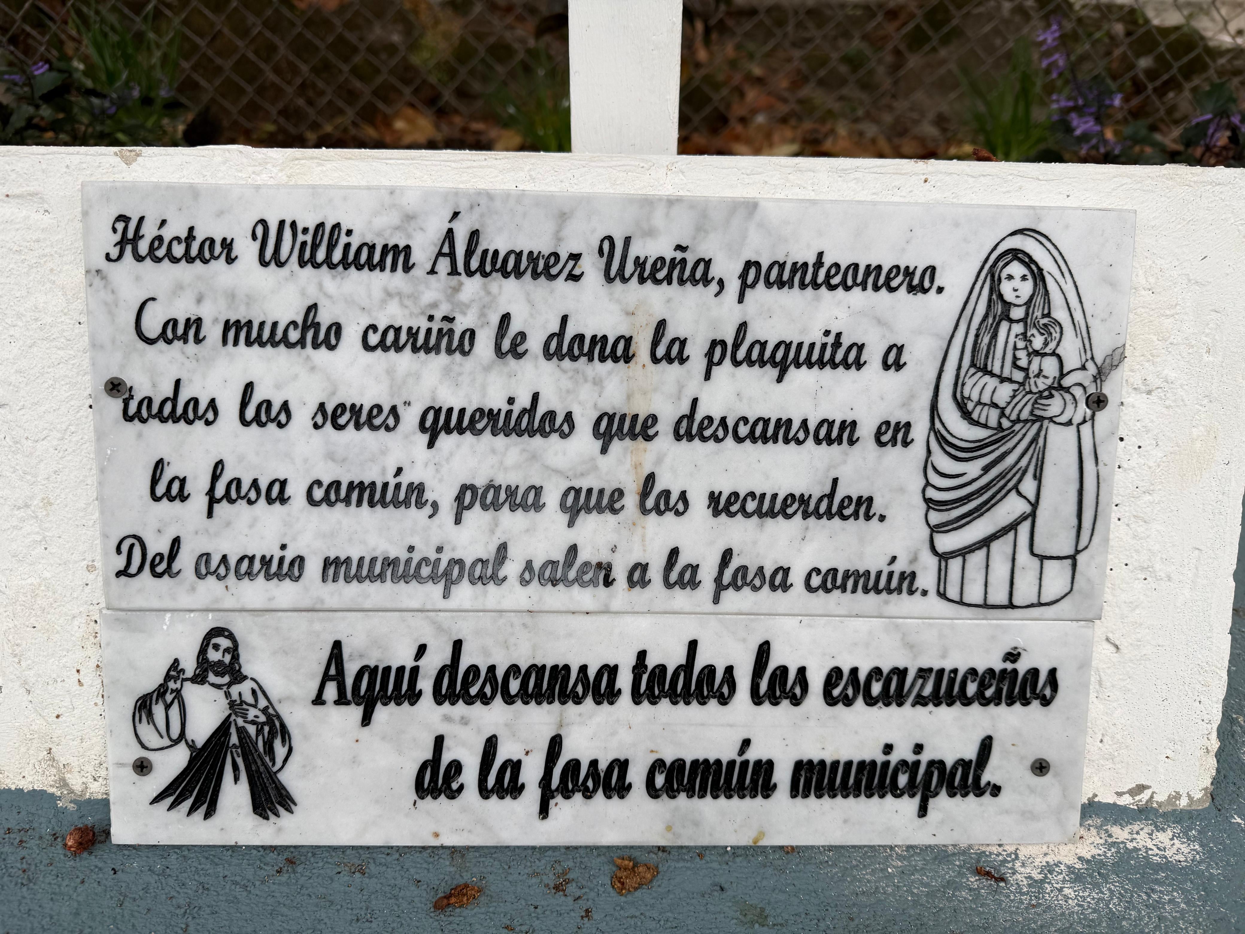 El panteonero del cementerio Zúñiga en Escazú, don Héctor Álvarez Ureña, a quien le explotó el corazón de amargura ante tanta gente que le preguntaba sobre la fosa común