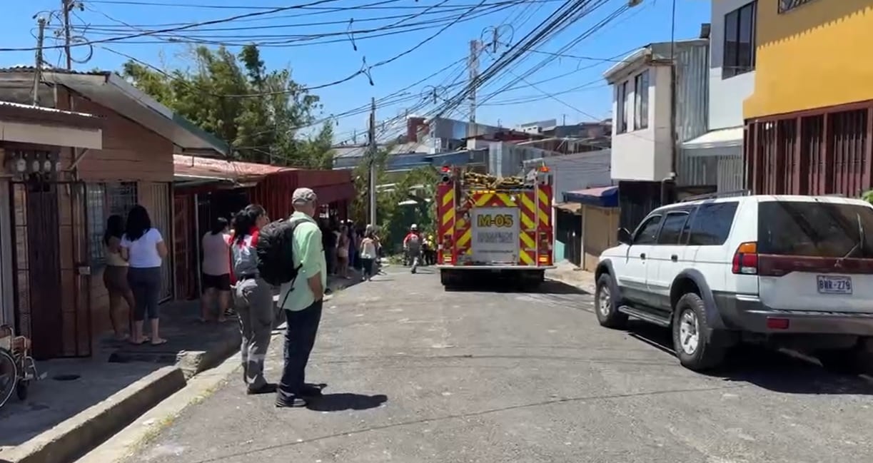 Un hombre perdió la vida y una mujer resultó herida luego de que el vehículo cayó al cauce del río. Foto Cruz Roja.