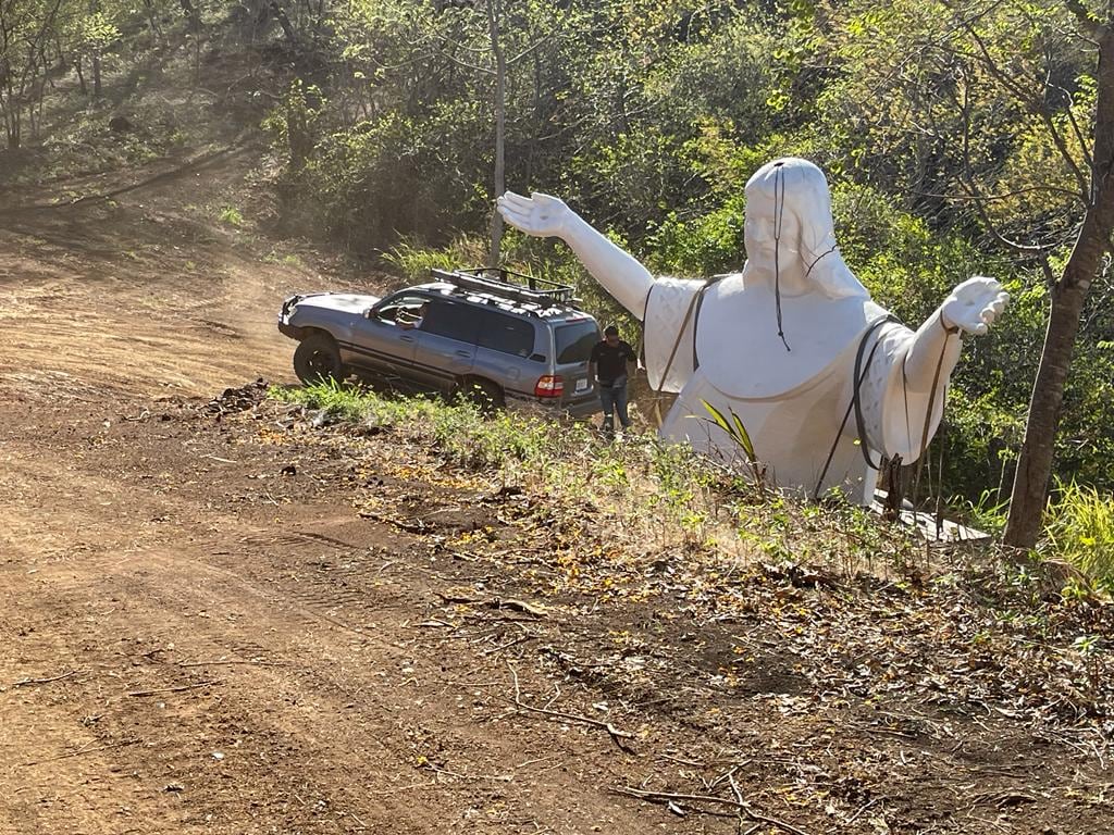 El Cristo Redentor de la Gran Nicoya por fin es una realidad que se puede ver y tocar porque esta a pocas horas de que se terminen de acomodar una sobre otra las 4 piezas que conforman la escultura de 15 metros de alto sobre el cerro La Cruz en Nicoya, Guanacaste