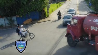 Video impactante: motociclista cayó debajo de un cisterna y estuvo a milímetros de morir