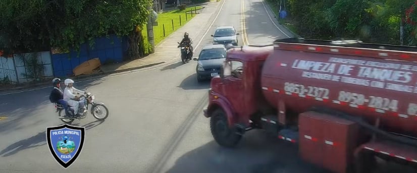 Un motociclista se salvó de milagro al chocar contra un cisterna. Captura de video Policía Municipal de Escazú