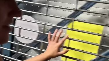 Cantante tica que quedó encerrada en tienda de Miami contó lo que le hicieron los dueños