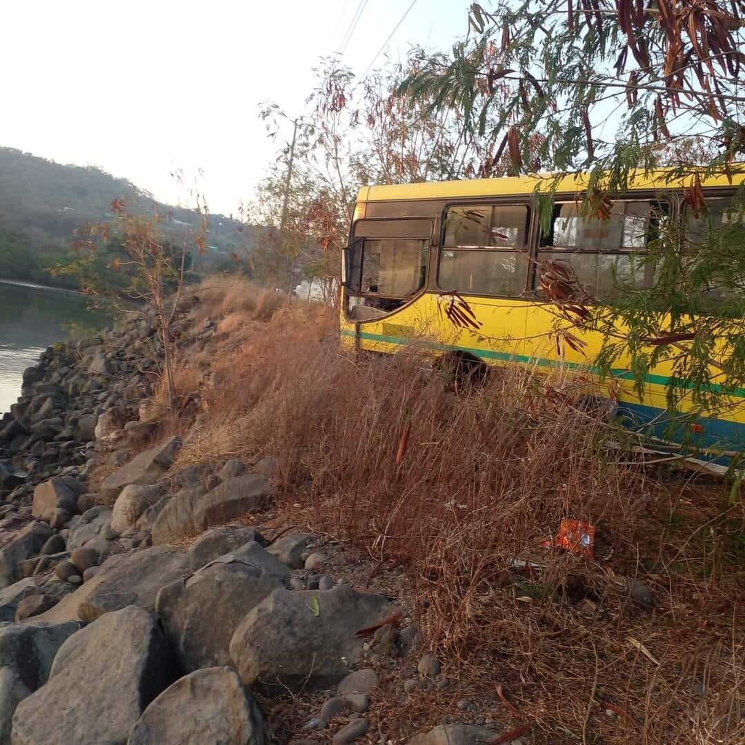 Choque entre carro y bus en Caldera. Foto Noticias del Puerto.
