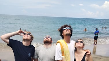 Franceses en Manzanillo: “¡Oh lá lá... Que eclipse más impresionante!”