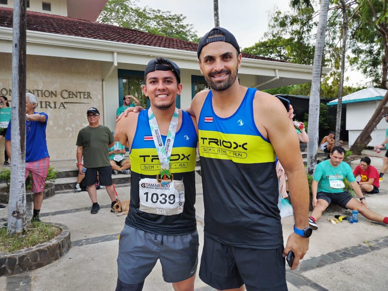 Ignacio Aguilera completó la carrera junto a su amigo y entrenador Diego Ramírez. Foto: Sergio Alvarado