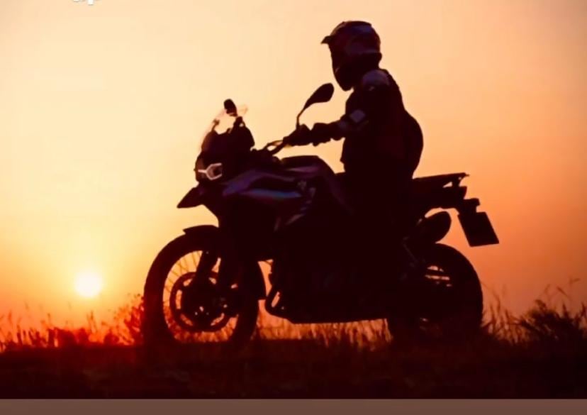 Marco Rivera anda feliz de la vida en su moto BMW 850 GS