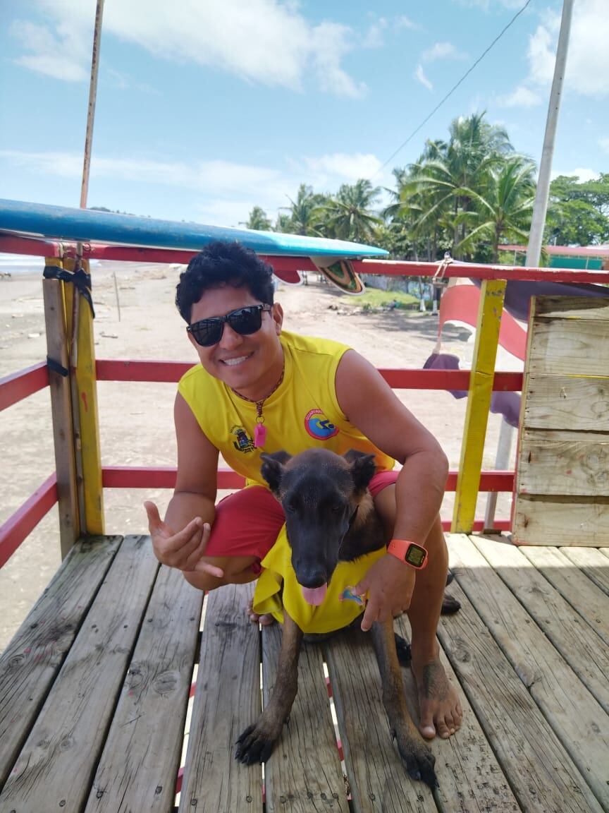 El guardavidas jacobeño, Marvin Chen Pérez, no presentó el 2 de agosto al nuevo guardavidas de Jacó, Takoa, un Pastor Malinois Belga, que tiene 7 meses de edad.