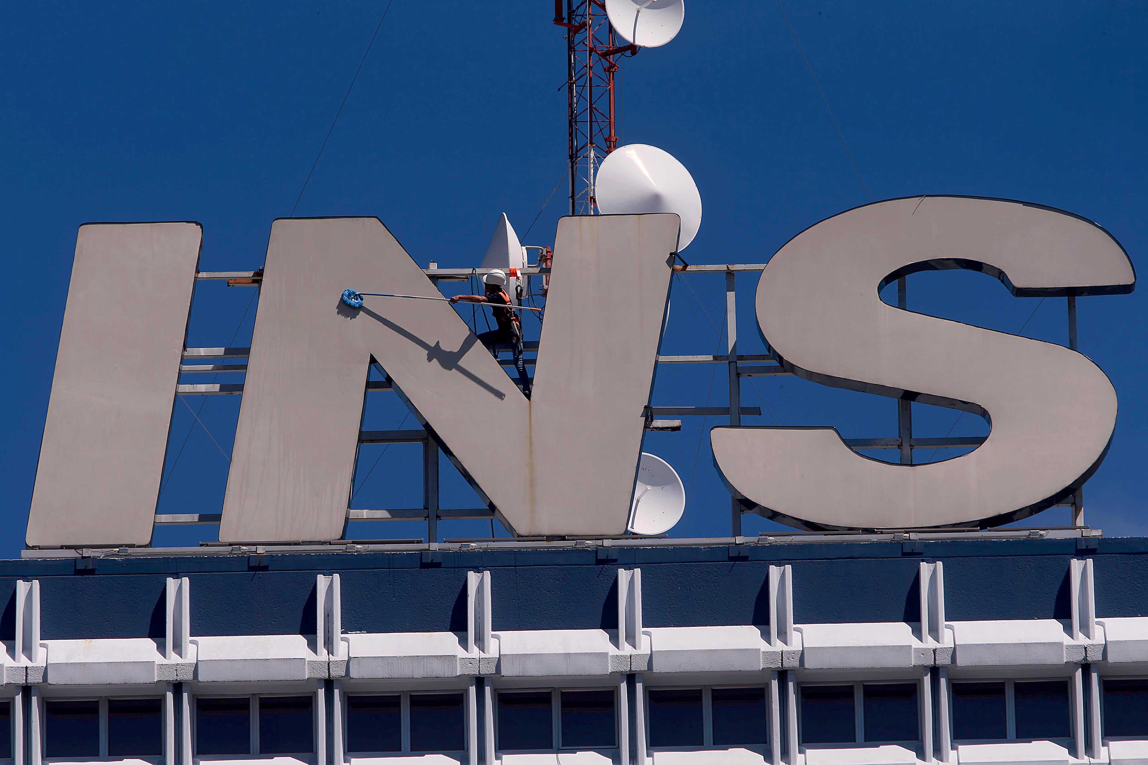 12/02/2024 San José. Desde lo más alto del edificio central del Instituto Nacional de Seguros (INS), un trabajador, en labores de mantenimiento, lavaba y limpiaba las características letras del logotipo.