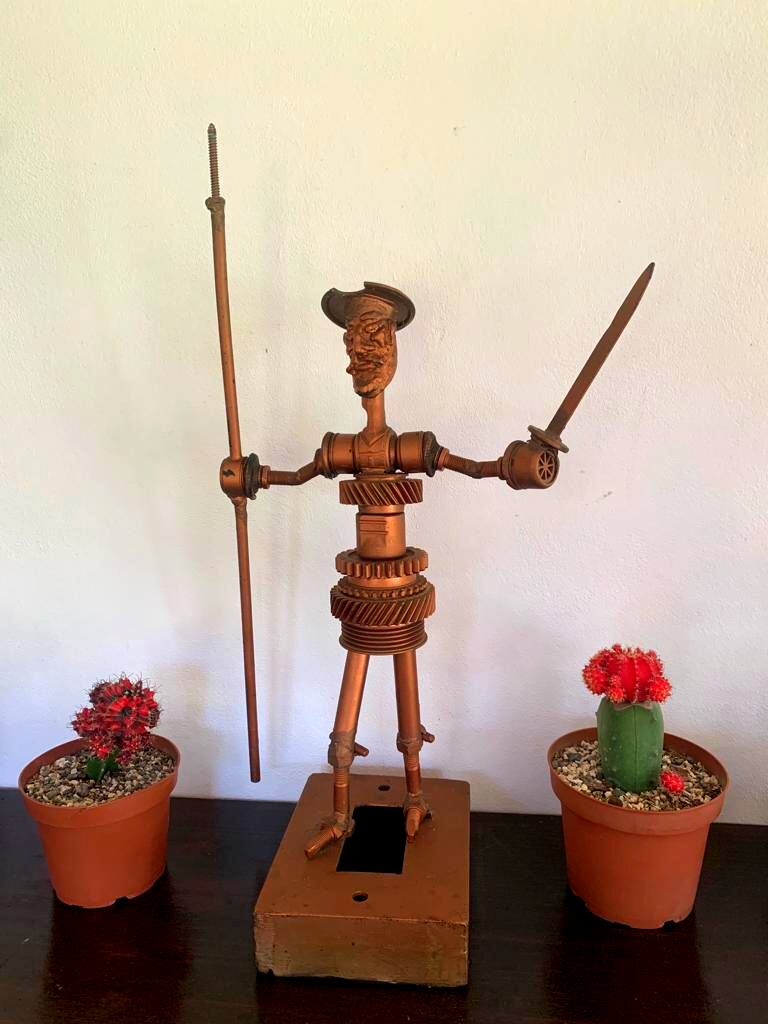 Nohel Garita Zúñiga ha hecho esculturas con piezas de hierro y también hace fierros para marcar caballos y ganado.