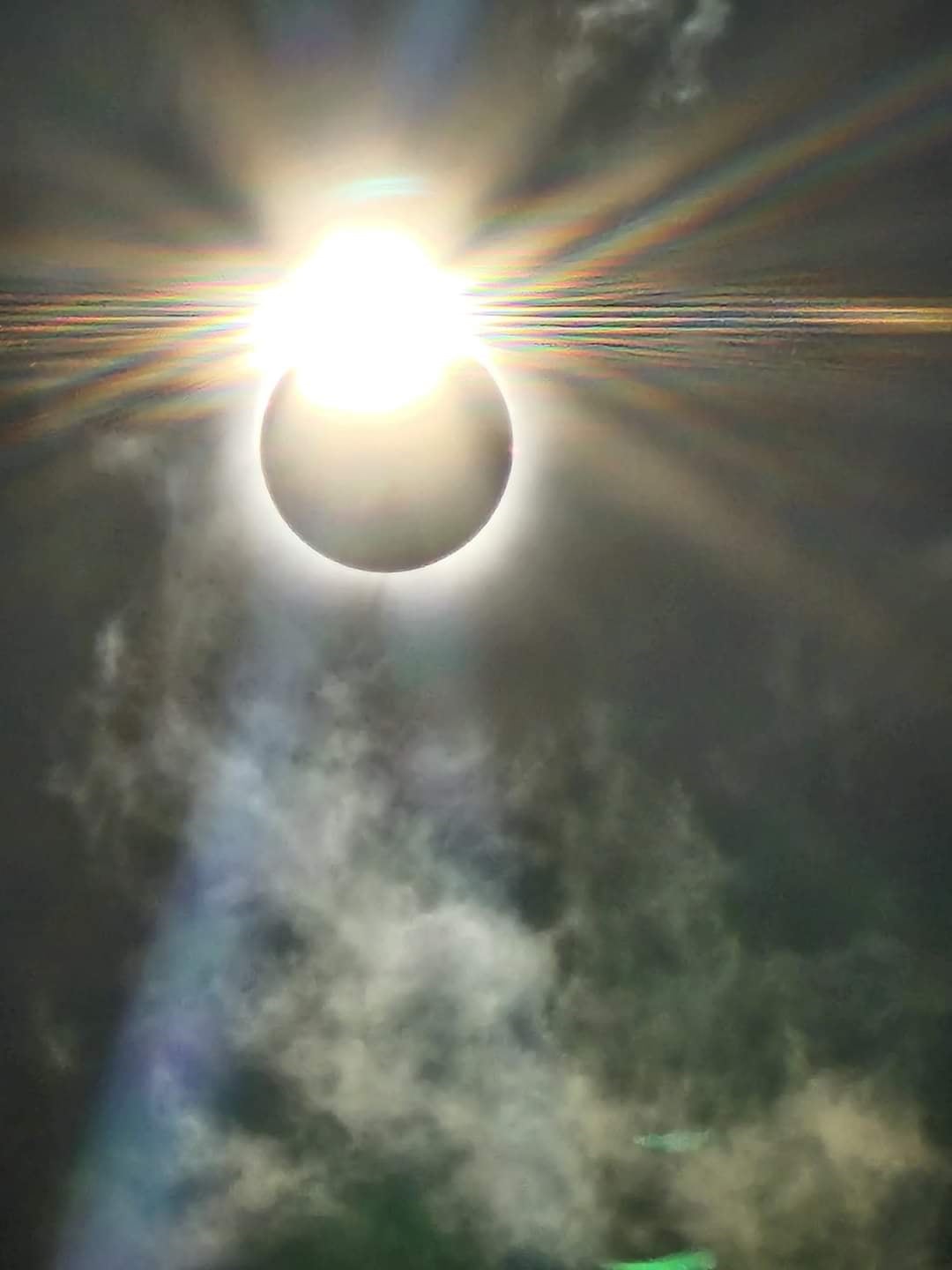 Karla Clark, nicoyana de la pura cepa, armó tremendo fiestón hasta con carne asada enfrente de su casa para disfrutar en familia el eclipse total de sol en Arlington, Texas, Estados Unidos.