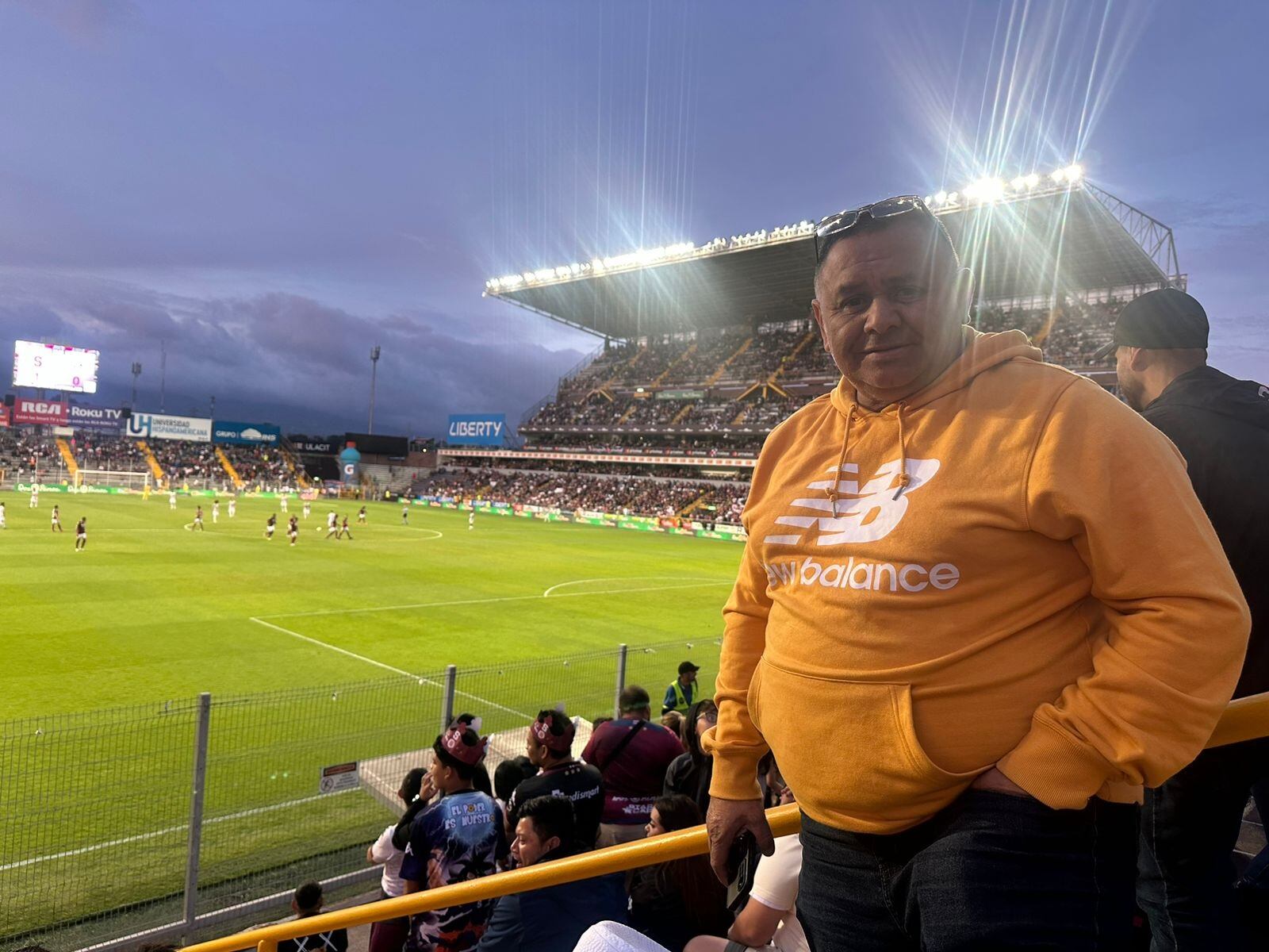 En 1988 Ricardo Salgado Villalobos ganó quinto año en el Liceo del Sur de barrio Cuba, en San José. Cuando hizo bachillerato perdió Cívica y Biología. 36 años después, el 5 de abril del 2024, se graduó de bachiller como parte de los 5000 graduados en el Programa Bachillerato para la Empleabilidad y el Emprendimiento (BEE) en el 2023 del MEP, UNED
