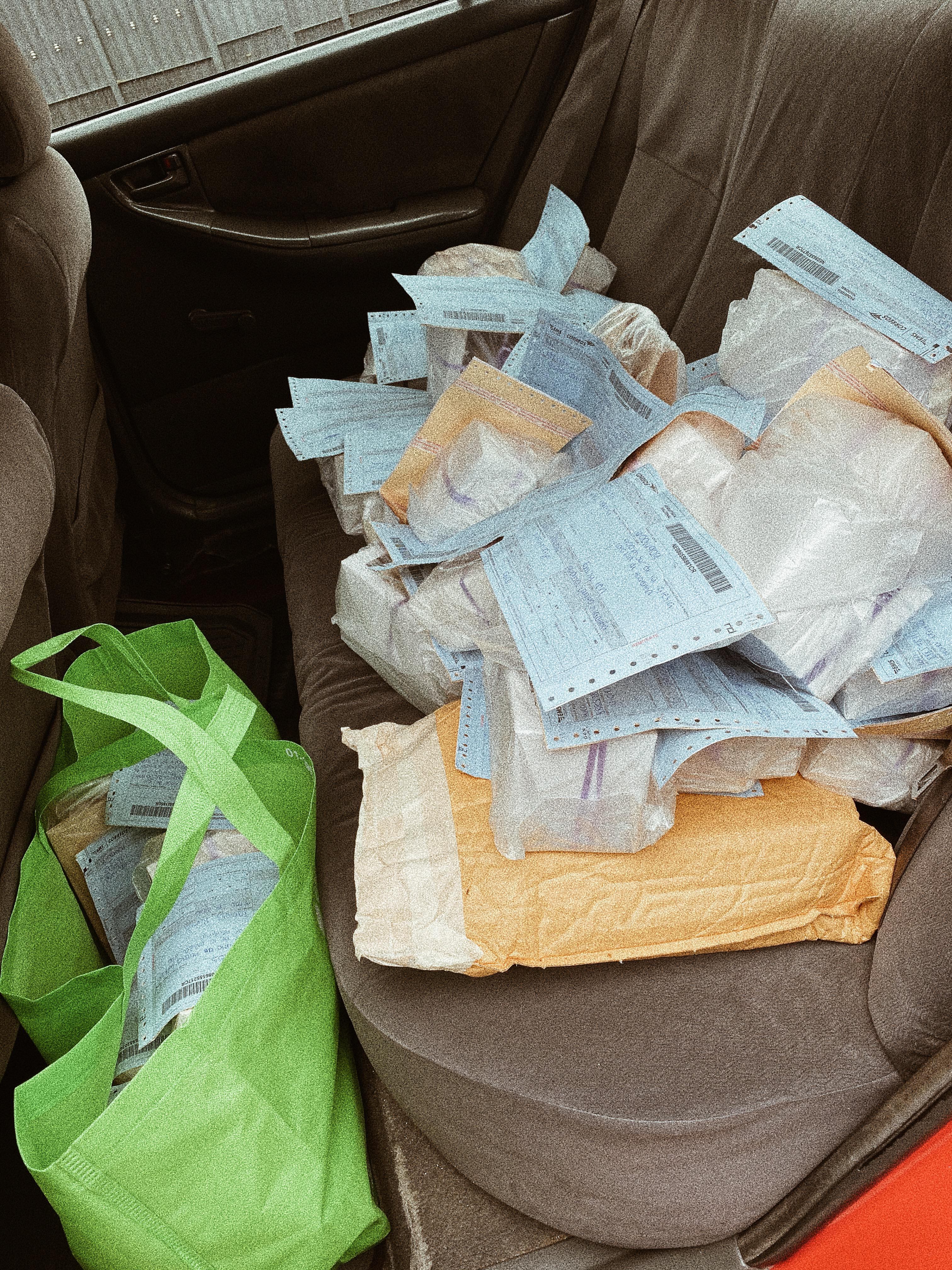 A Gloria Garita Calderón le ha tocado cocinar más que sueños. Esta joven vecina de Curridabat, de apenas 21 años, convirtió su pasión por el cuidado de la piel en un negocio que arrancó con ollas prestadas y terminó con su vida entera envuelta en jabones, bálsamos y mascarillas. Gloria es nieta del expresidente de Costa Rica Rafael Ángel Calderón Fournier (1990-1994) y de la exprimera dama y exdiputada Gloria Bejarano Almada. Y aunque cualquiera pensaría que eso le abrió todas las puertas, a ella más bien se las cerraron.