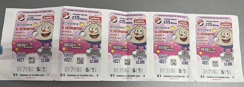 Dos ganadores acudieron este lunes a la JPS para cambiar fracciones ganadoras del segundo acumulado. Foto: JPS.