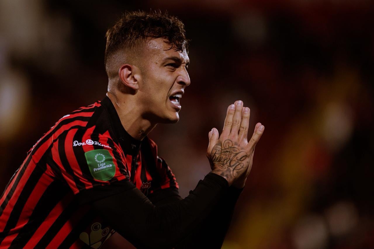 Kenneth explicó por qué festejó su gol de esta manera, en el partido entre Liga Deportiva Alajuelense y Cartaginés.