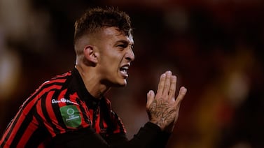 Alajuelense recibe una ayuda inesperada y revive en la lucha por clasificar