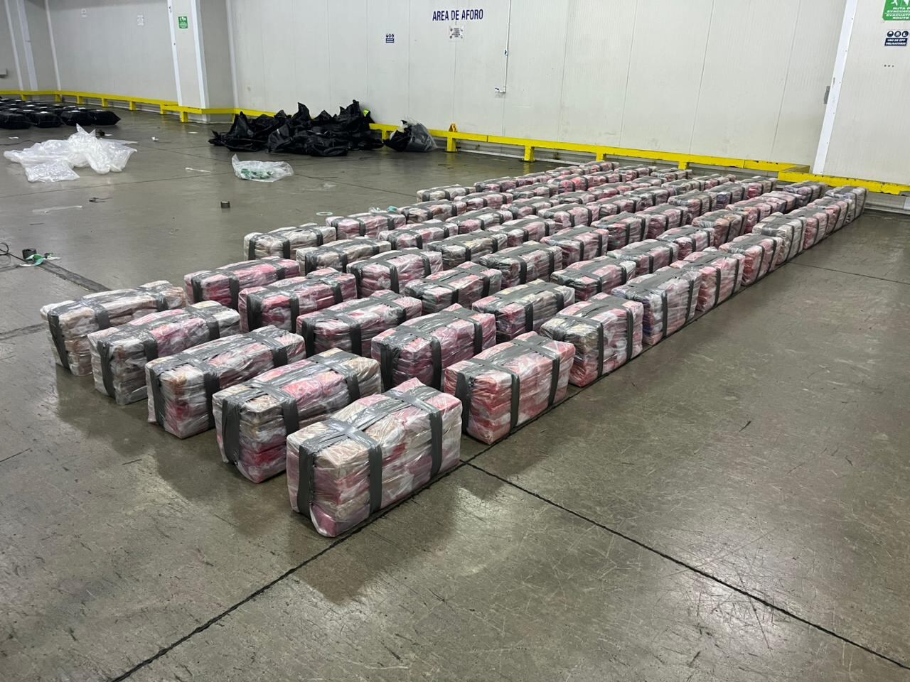 Decomisan tres toneladas de droga que iban ocultas en fruta fresca. Foto: MSP