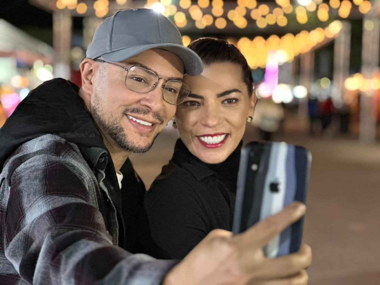 Ángel Rafael, maquillista, y su mejor amiga Yorleny Aguilar.