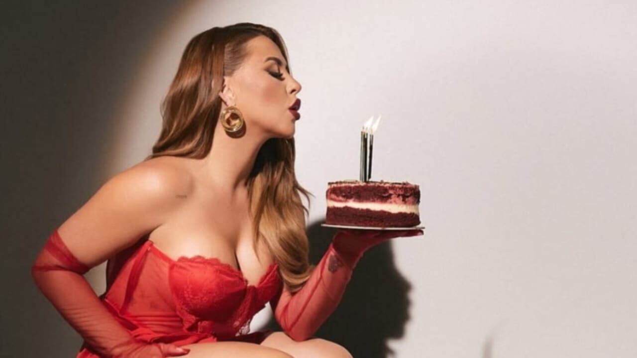 Keyla Sánchez celebrando su cumpleaños con una sesión de fotos usando un vestido de color rojo.