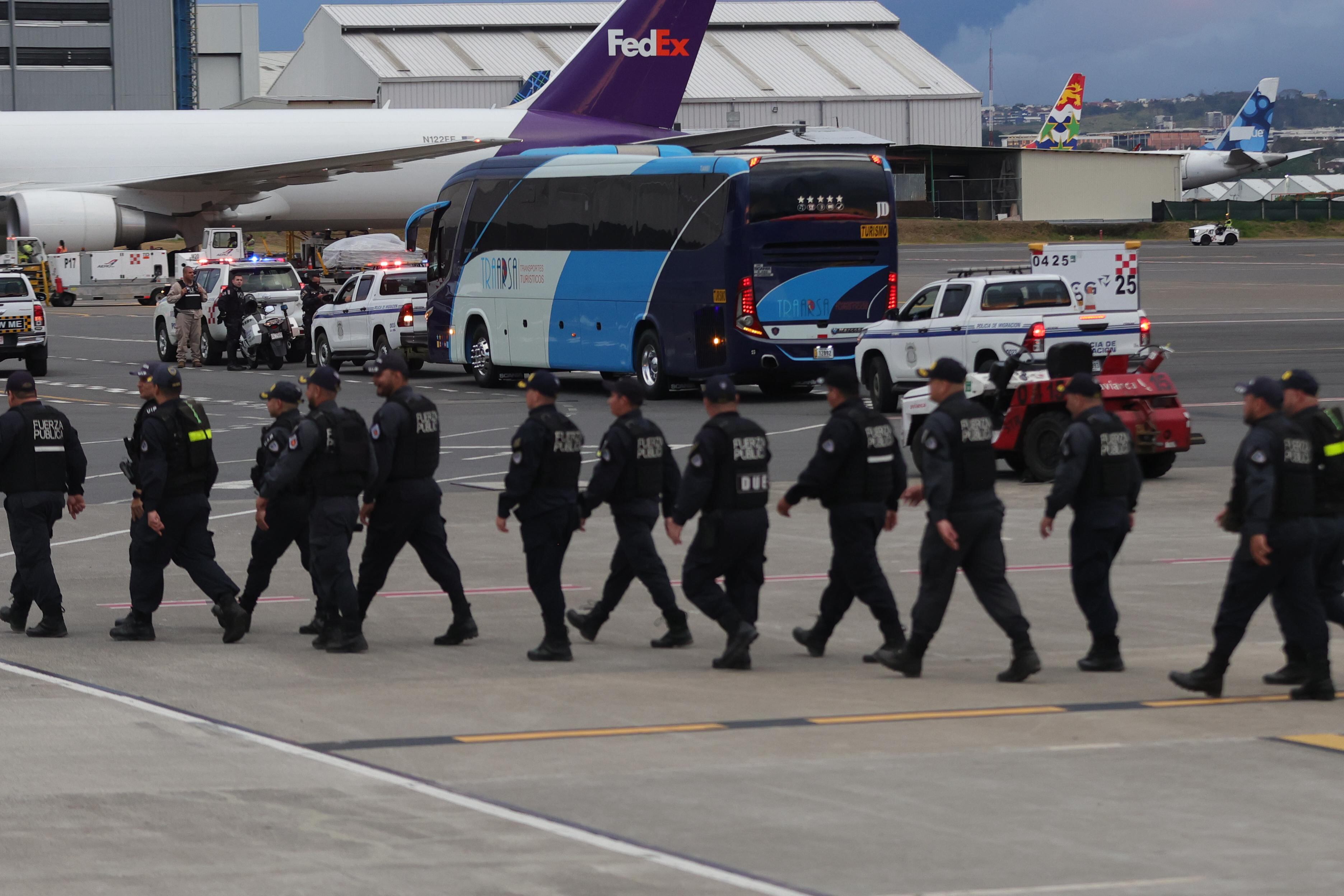 Arribo del Airbus A320 de Global X con 135 migrantes que aterrizaron a las 4:44 p.m. en el aeropuerto Juan Santamaría