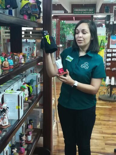 Reserva Biológica de Monteverde hay una “tienda modelo” de souvenirs llamada “Tangara”. En cada espacio hay artesanías con identidad de artistas y emprendedores de todas las provincias de Costa Rica. Lilliana González es la administradora.