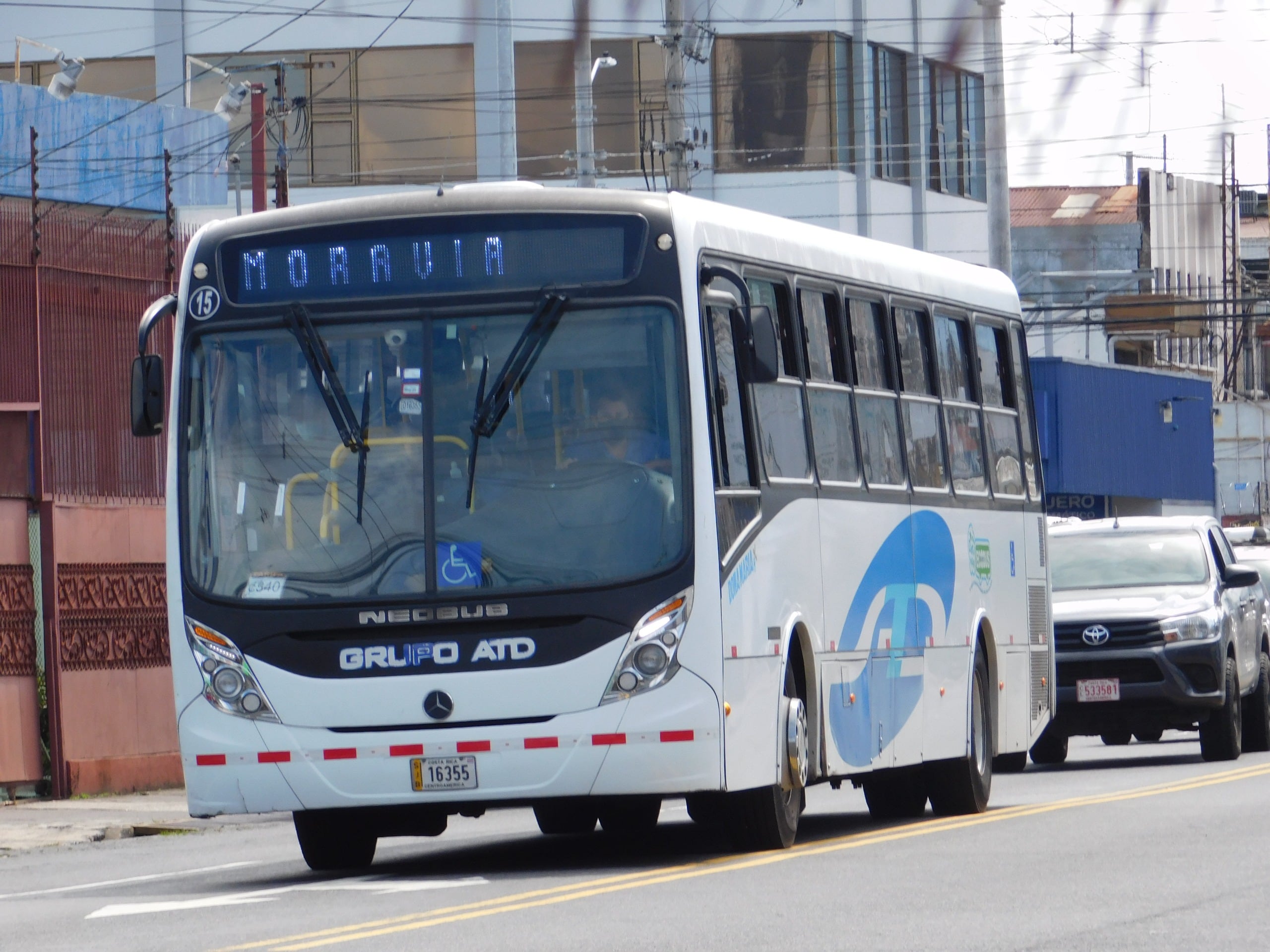 Varios choferes recibieron multas por irrespetar normas de circulación.