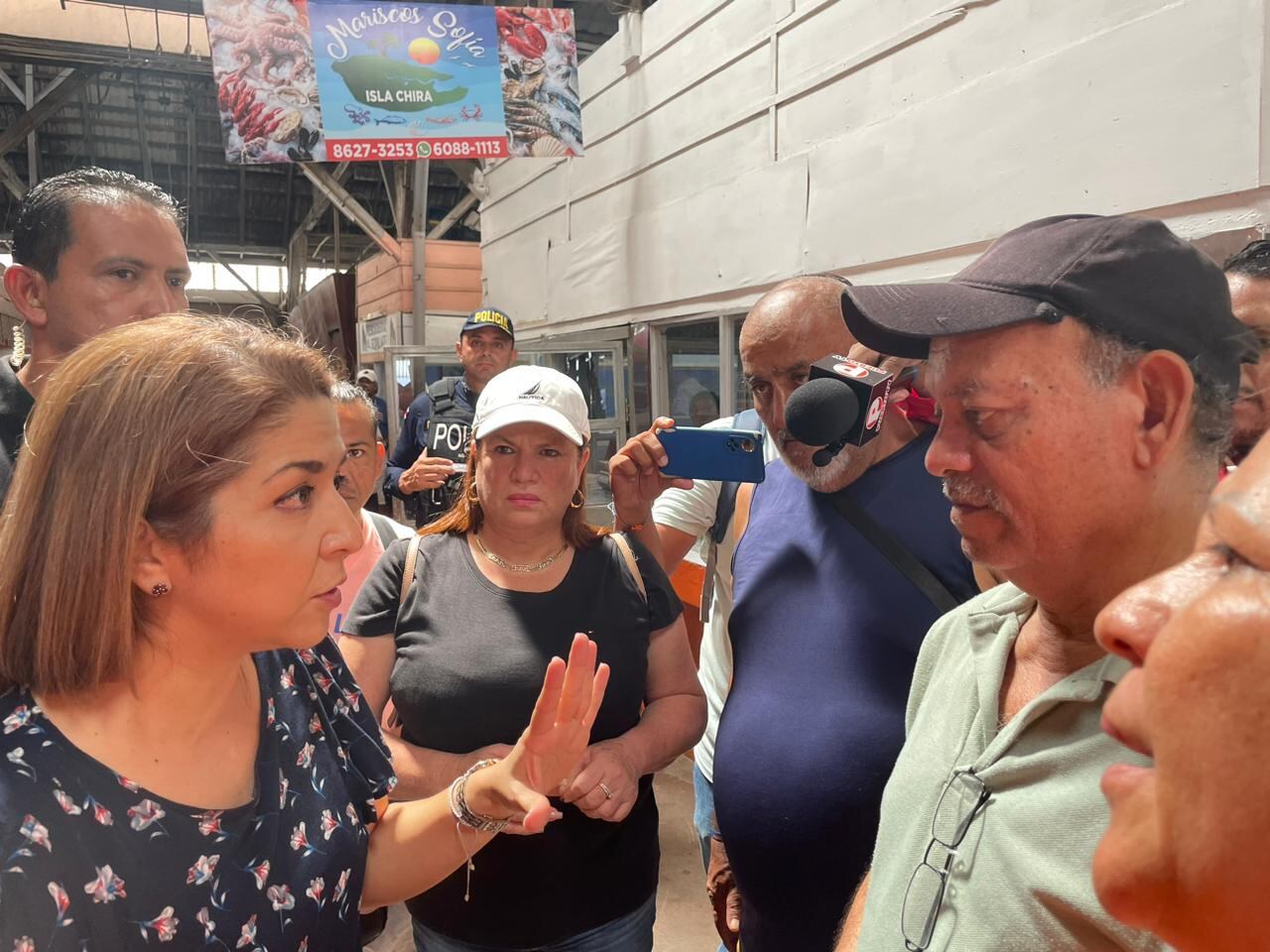 La ministra de Salud, Mary Munive, visitó el sábado 28 de octubre, el mercado municipal de Puntarenas junto a autoridades locales como el alcalde Wilmer Madriz y los propios trameros.