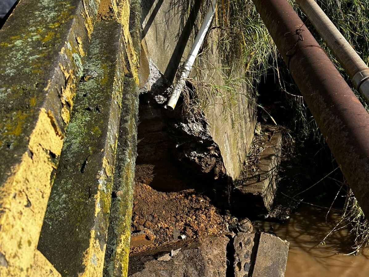 Daño en puente de Taras, Cartago, ocasionado por fuertes lluvias. Viernes 18 de octubre.