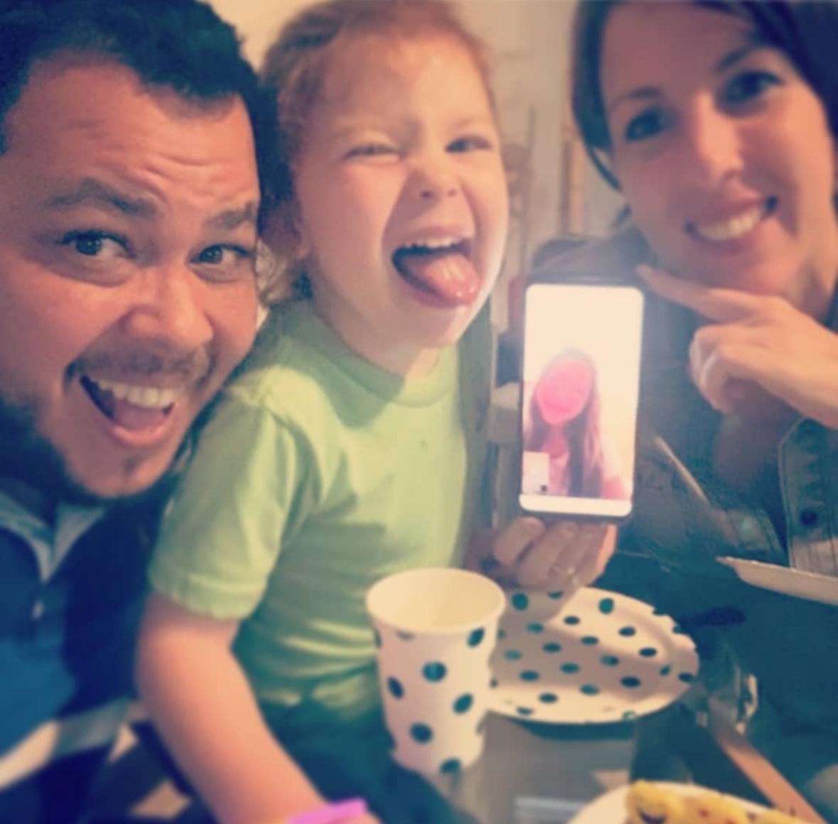 Gabriela Onetto es una periodista venezolana. Llegó a Costa Rica hace 8 años y es miembro del Comando ConVzla en Costa Rica y representante de Vente Venezuela (partido de María Corina Machado en el país).