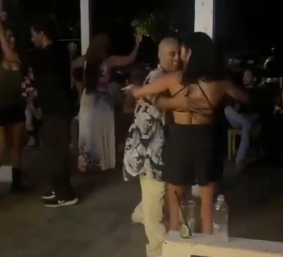 Nancy Dobles disfrutó de una presentación de baile junto al director artístico Klaus Duarte en Puerto Viejo.