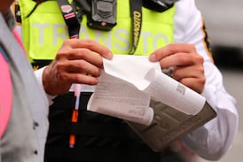 Una peligrosa maniobra en carretera tiene multa de ¢363.000 y aún así los choferes la hacen a cada rato