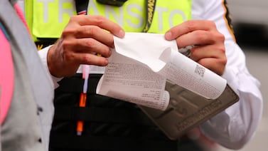 Una peligrosa maniobra en carretera tiene multa de ¢363.000 y aún así los choferes la hacen a cada rato