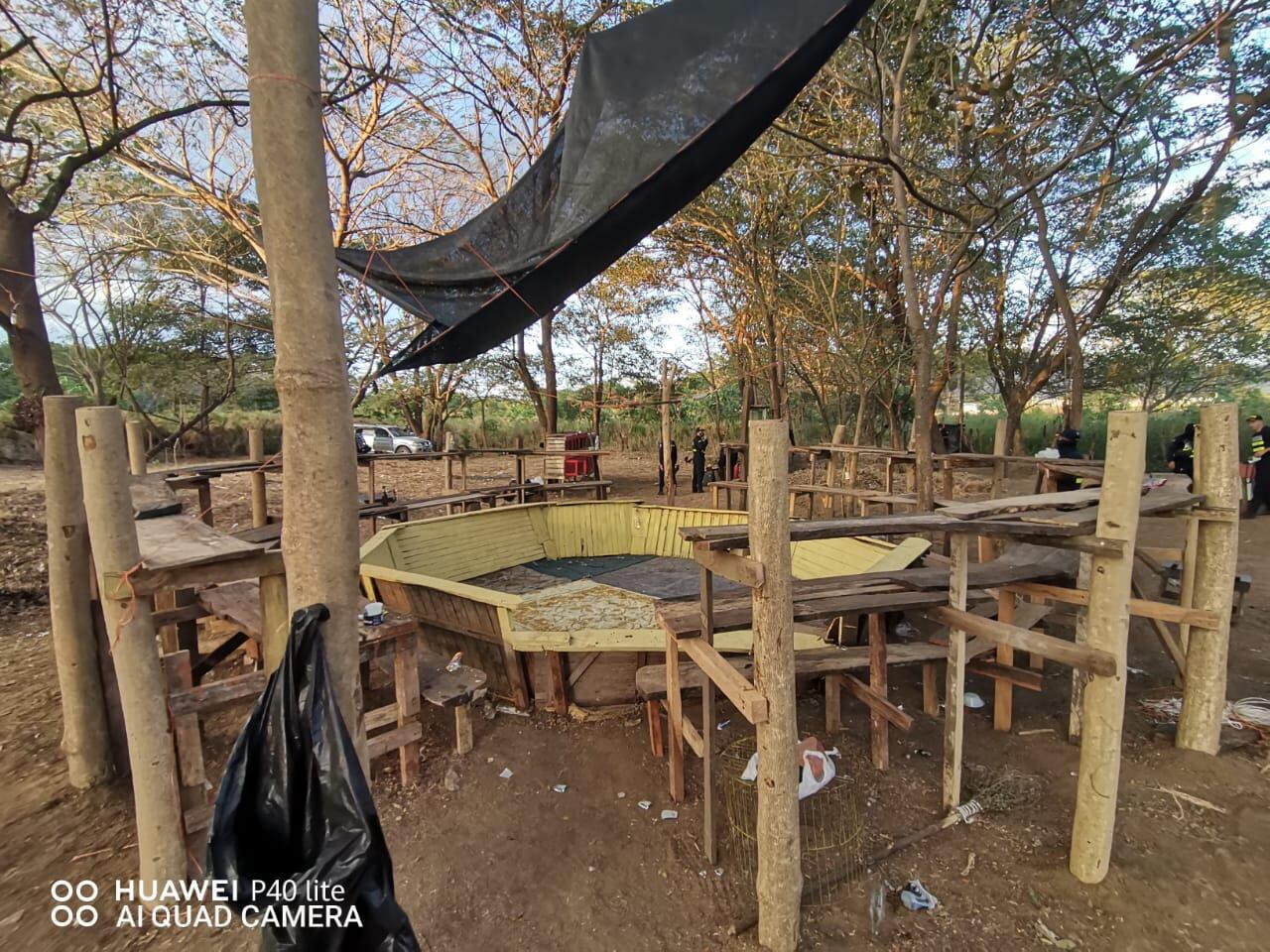 Fuerza Pública interviene gallera clandestina en Santa Cruz de Guanacaste. Foto cortesía Guana Noticias.