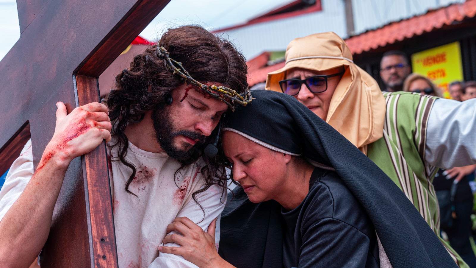 El encuentro. Jesús, María y Juan, representados por José Luis Valenciano, Karla González y Francisco Hidalgo, en Cuatro Reinas, Tibás. Foto: Cortesía; Gabriela Cascante