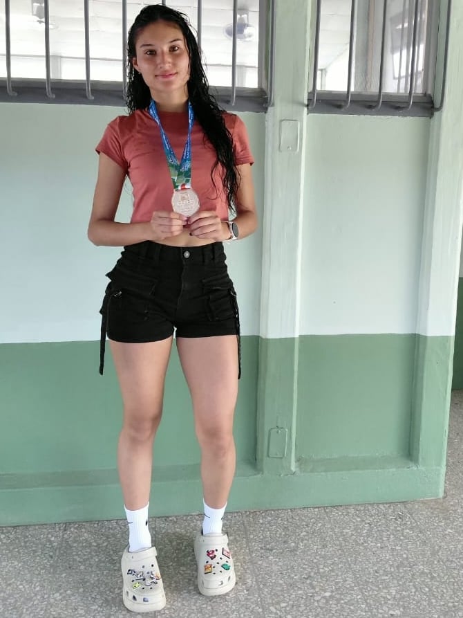 La primera medalla de oro de la edición 42 de los Juegos Deportivos Nacionales Limón 2026 se fue para el cantón de Pérez Zeledón. Chelsea Araya Ulloa, de 18 años, con un tiempo de 57 minutos, 33 segundos y 87 centésimas, ganó los 10 mil metros marcha en la pista sintética del polideportivo de Pococí.