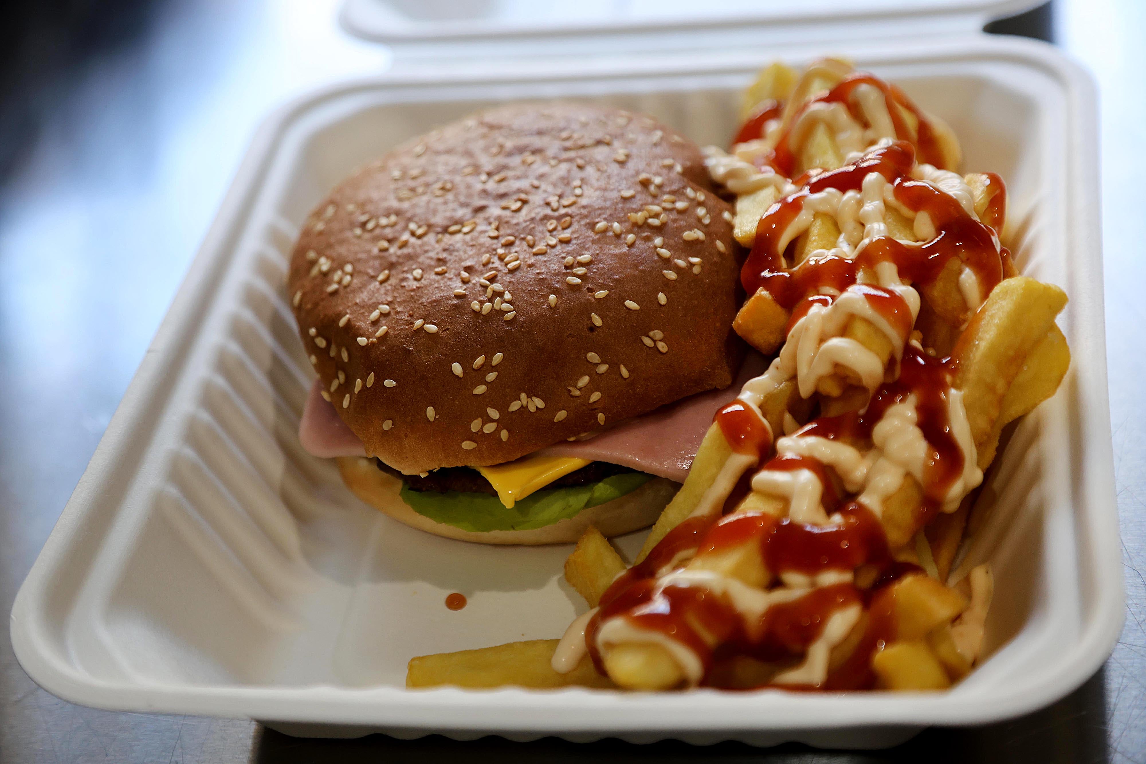 16/04/2024 Llorente de Tibás. Soda Lucy es un local de comida rápida: hamburguesas, sandwiches lápiz, tacos, doraditas, etc. Se trata de una especie de sucursal de la soda original de San Rafael de Oreamuno, en Cartago, con la misma calidad, precios muy accesibles y buena atención. Sus propietarios destacan que todos los alimentos, incluyendo las tortas y la mayonesa, son preparados por ellos mismos. Foto: Rafael Pacheco Granados