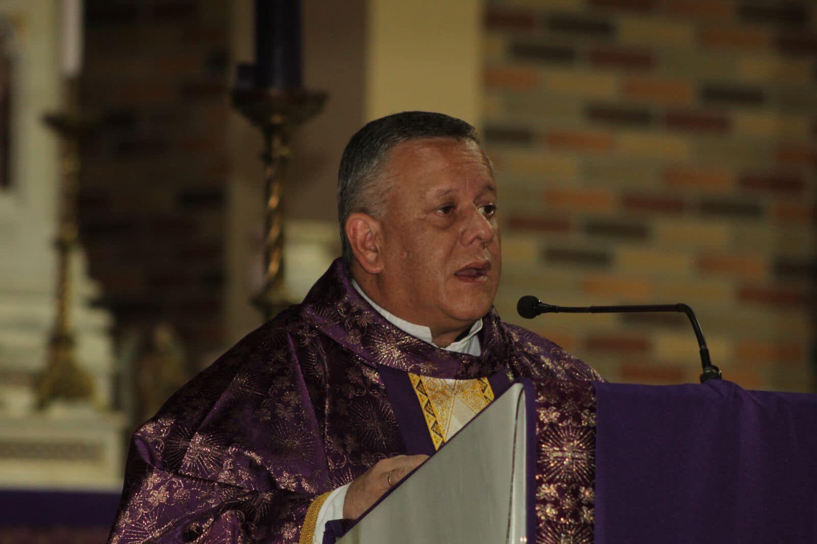 El sacerdote católico, Ronald Sáenz, quien fuera cura párroco de la parroquia de San Isidro Labrador de Heredia, renunció porque le hacen bullying.