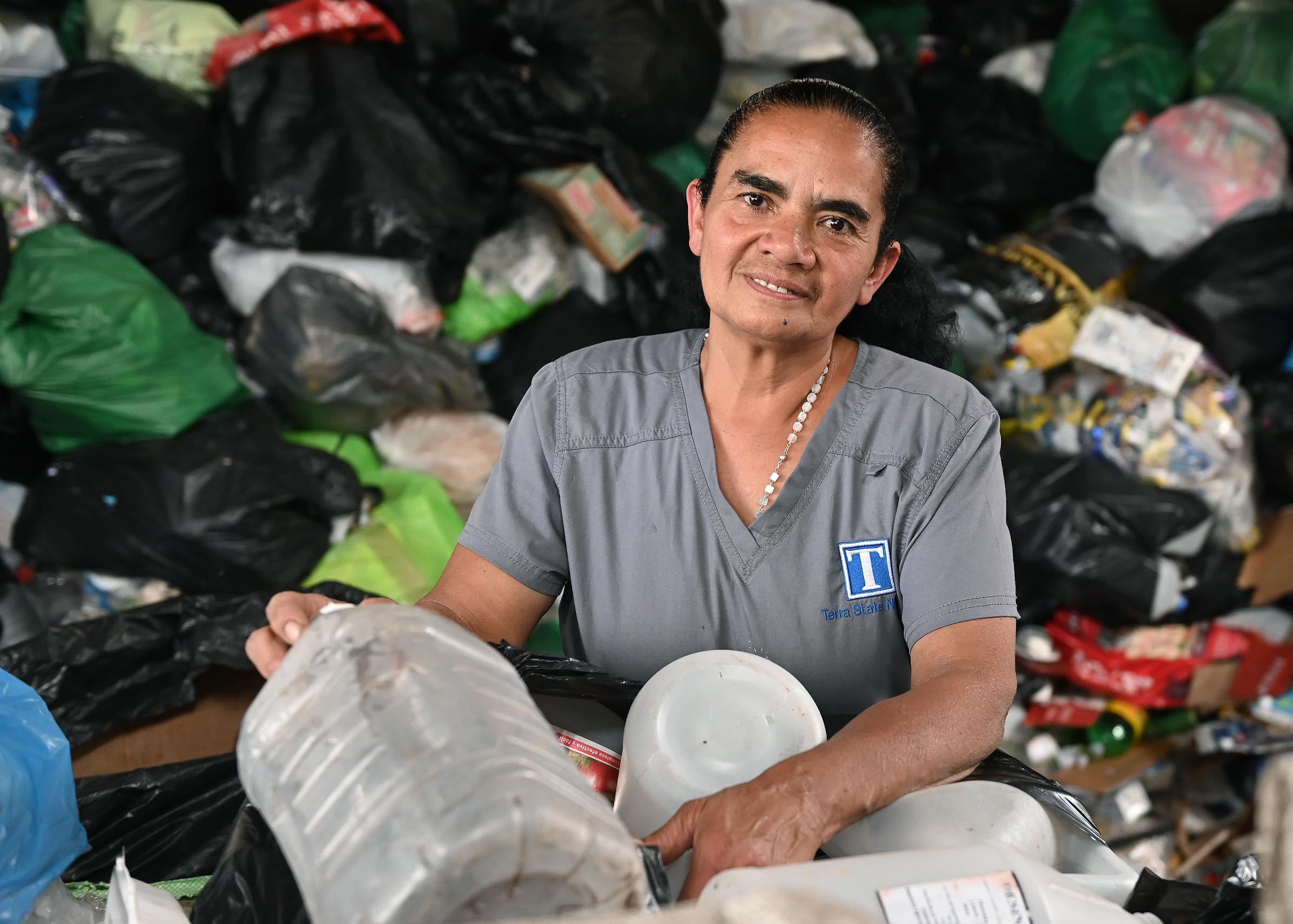 29 de abril del 2025. Tirrases de Curridabat. 14:00 hrs. Entrevisra a Patricia Savallos Ríos quién dirije una pequeña planta de reciclaje en Tirrases de Curridabat. Durante muchos años Savallos fue "buzo de la basura" en Río Azul pero debido al cierre del botadero decidió montar su propia empresa de reciclaje que cuenta con tres empleados en la actualidad. En la foto: Retratos de doña Patricia, asi como de Keyden Quirós empleado de la planta. Foto: Albert Marín para La Teja.