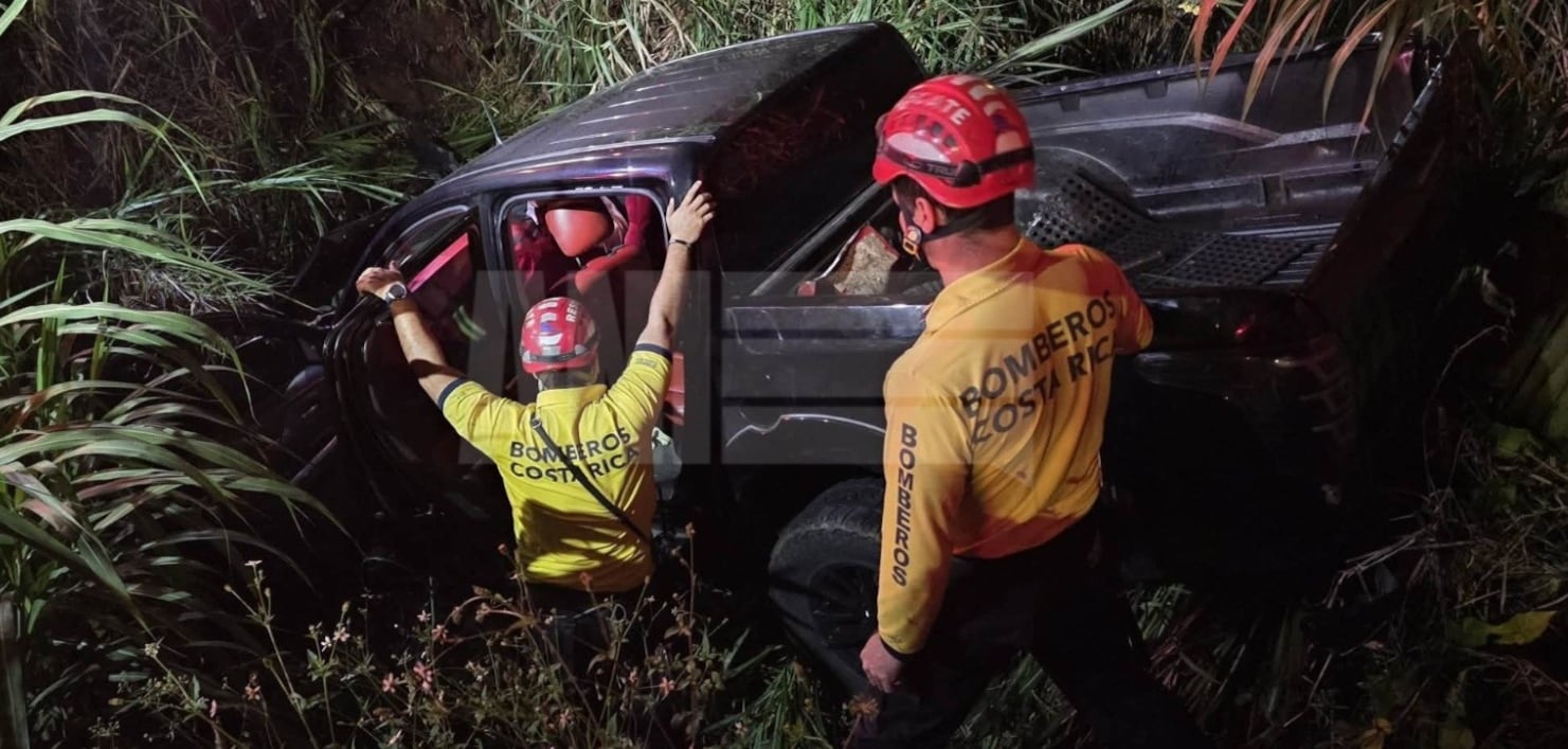 Un pick up terminó dentro de un río durante la madrugada de este jueves 17 de setiembre del 2026, en La Trinidad de Moravia, San José. Foto: ANI