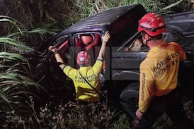 Tremendo susto se llevan dos personas luego de que su pick up cayera a un río en Moravia