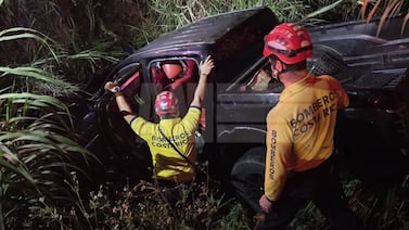 Tremendo susto se llevan dos personas luego de que su pick up cayera a un río en Moravia