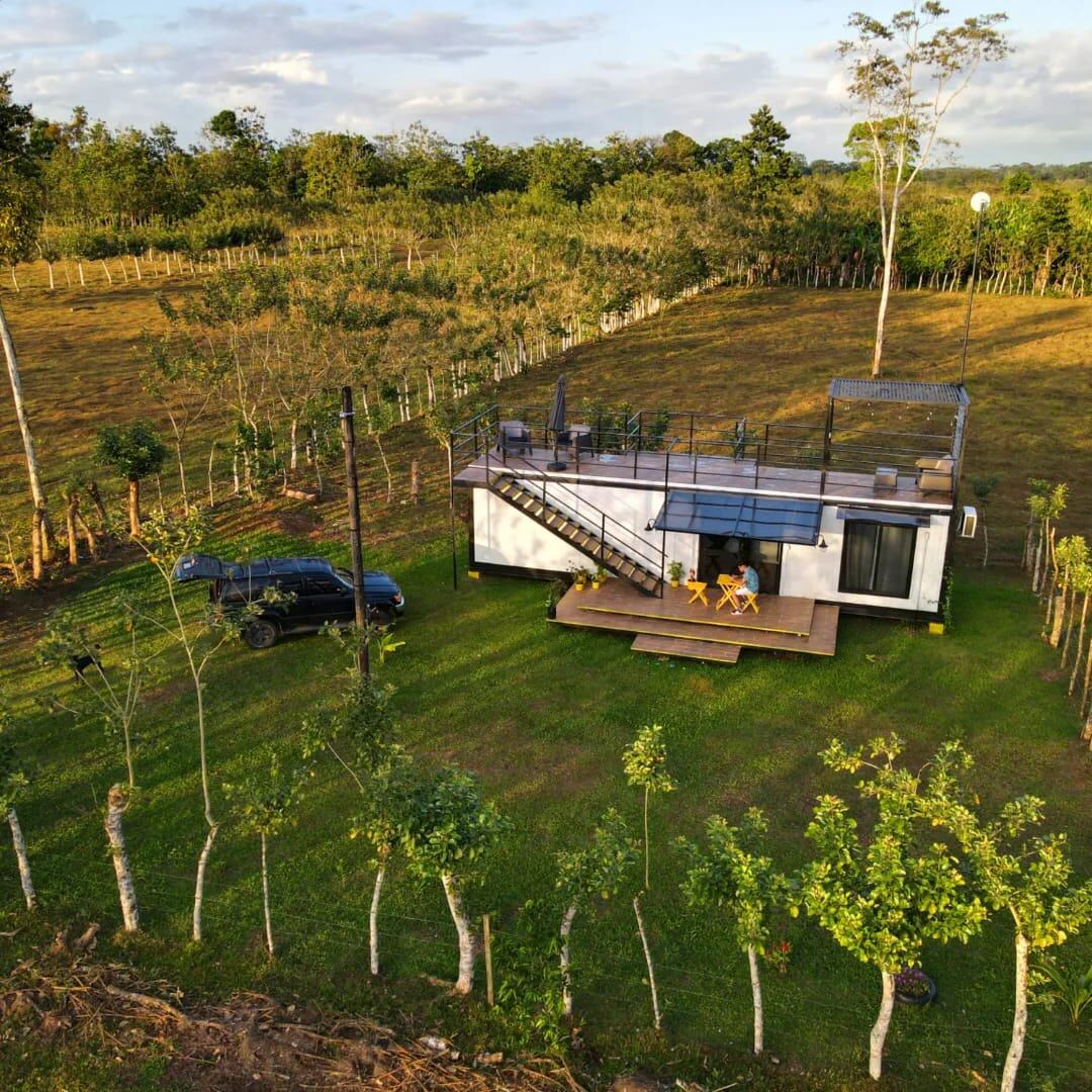 Amalia Barrantes Orozco es maestra de primaria y en el 2020 se le ocurrió la “loca” idea de invertir los ahorros de su vida en un proyecto demasiado nuevo para el desconocido barrio Esteritos en Pocosol, una cabaña a partir de un contenedor