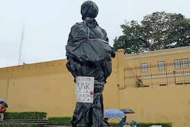 Así quedó el monumento a don Pepe Figueres durante la protesta por el recorte del presupuesto para la educación