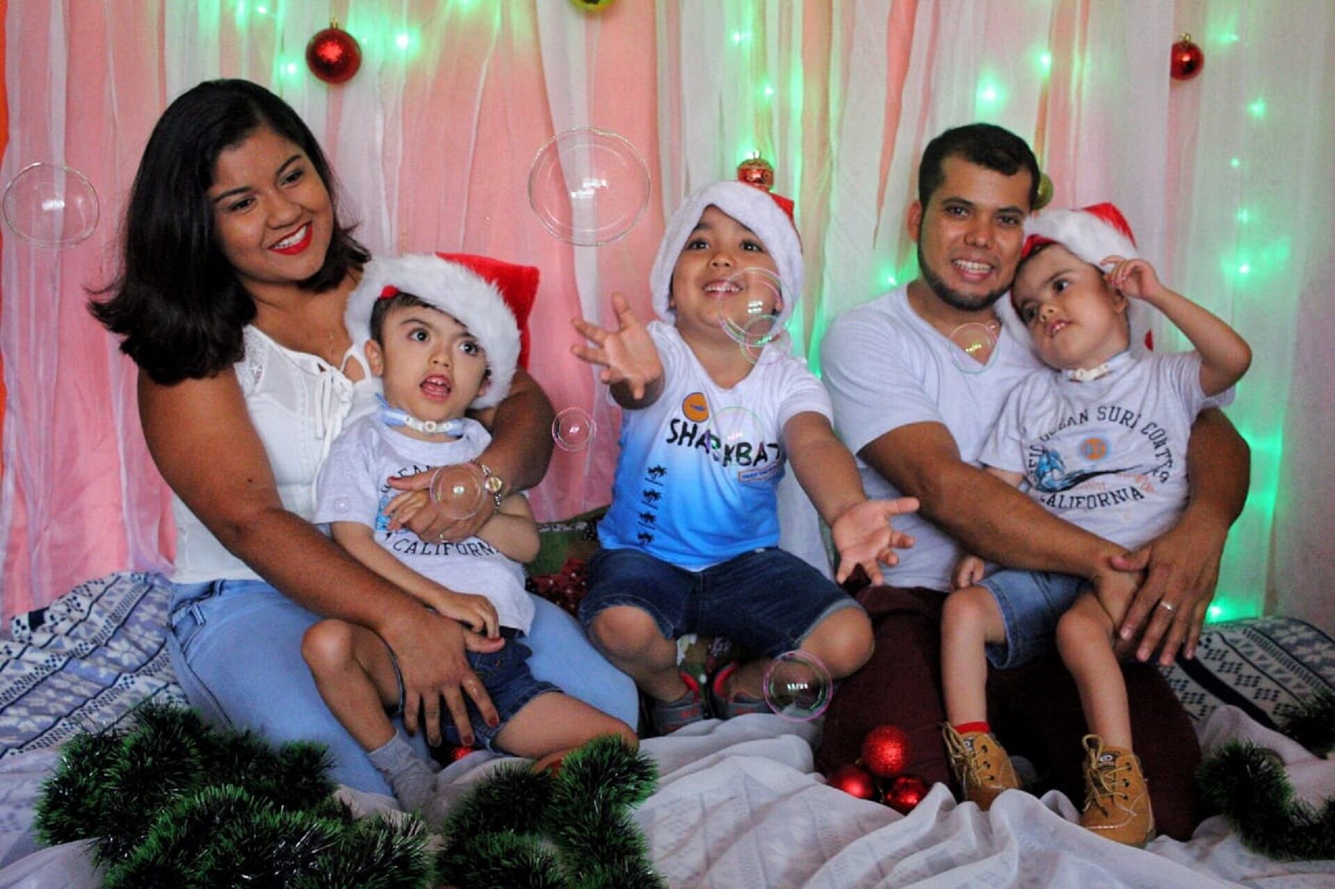 Gemelos Samuel, Ezequiel, junto a sus papás, Evelyn Badilla y don Stalin Núñez y el hermanio José Francisco