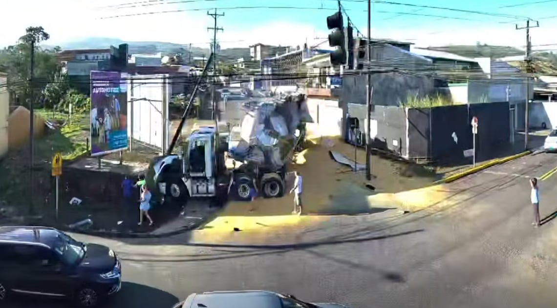 El camión se detuvo al chocar contra una esquina. Captura video.