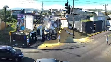 Video muestra cómo camión que se habría quedado sin frenos provocó terrible accidente en cruce